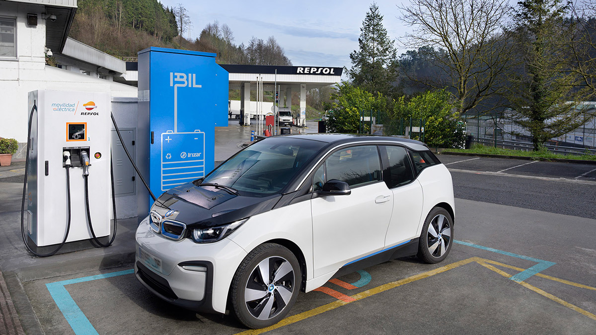 The first charging station for electric vehicles using second life batteries from Irizar e-mobility is in service