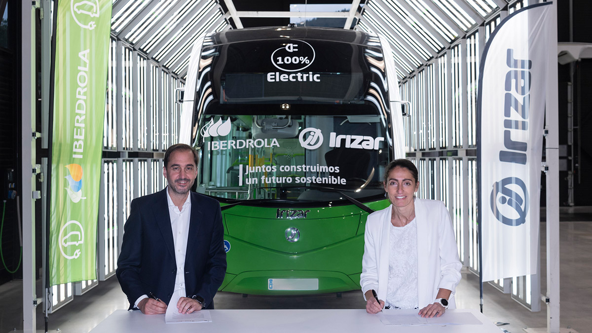 Irizar e Iberdrola aceleran la movilidad eléctrica: acuerdo para la electrificación del transporte urbano y el suministro de energía verde