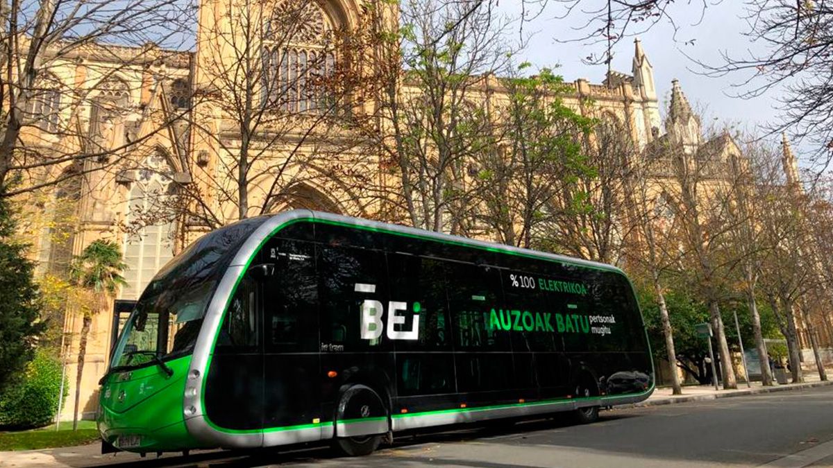 El Irizar ie tram ya circula por las calles de Vitoria-Gasteiz